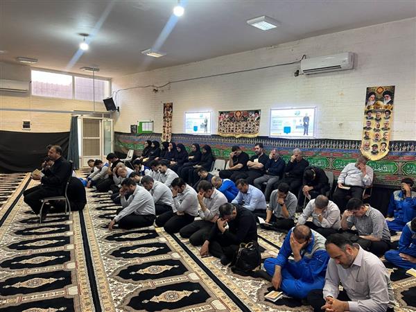 طنین عاشورا در قلب صنعت؛ برگزاری مراسم زیارت عاشورا در شركت فولاد امیركبیر كاشان